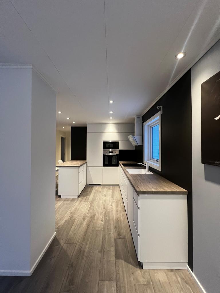 Åpen kjøkkenløsning med god plass til spisebord i stuesone